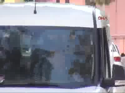 Annesinin sevgilisi olduğu iddiasıyla bir kişiyi öldürdü