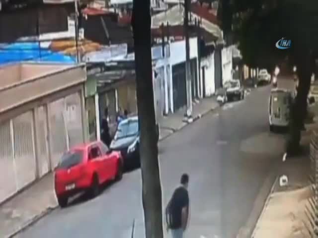 Motosikletle yaklaşan hasmını böyle vurdu
