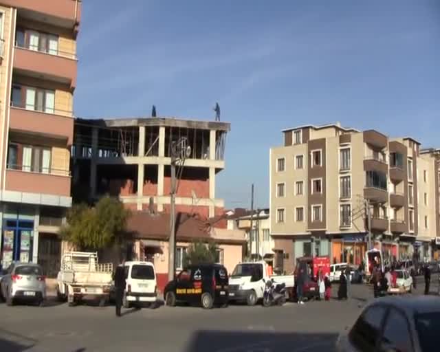 Bursa'da sevgilisi tarafından terk edilince çatıya çıktı