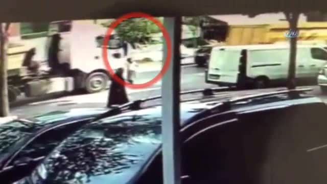 Yaşlı kadın hafriyat kamyonunun altında kaldı