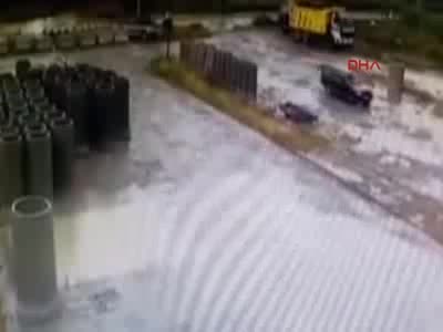 Otomobiliyle su dolu havuza düştü