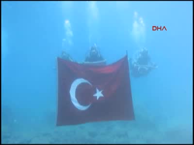 Dalgıçların ellerinde Türk Bayraklarıyla deniz dibinde geçit töreni gerçekleştirdi