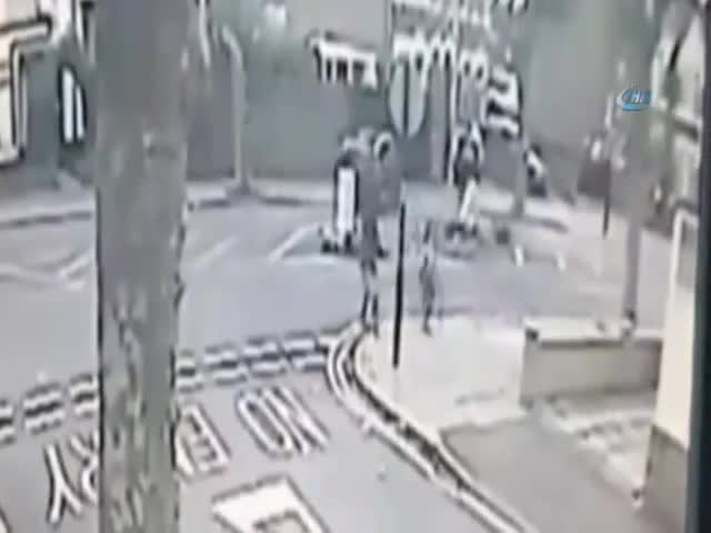 Otomobil yayaların arasına daldı!