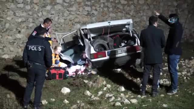 Otomobiller peş peşe dereye uçtu: 3 ölü, 8 yaralı