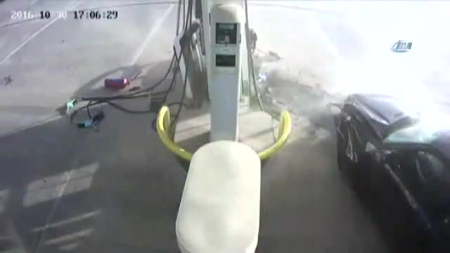 Otomobilin altında kalmaktan saniyelerle kurtuldu