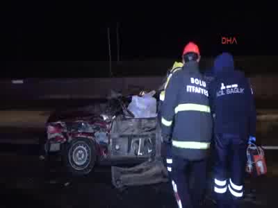 TEM'de TIR'a çarpan otomobilde 3 kişi öldü, 2 kişi yaralandı