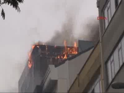 Kağıthane'de 8 katlı iş merkezinin çatısı alev alev yanıyor - 2