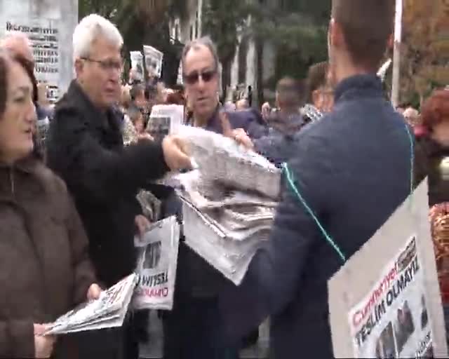 Bursa'da CHP'liler Cumhuriyet gazetesi dağıttı
