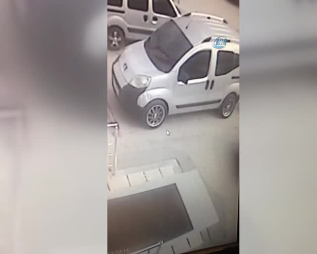 Bursa'da yaşlı çiftin çantasını kapkaç yapan zanlı kamerada