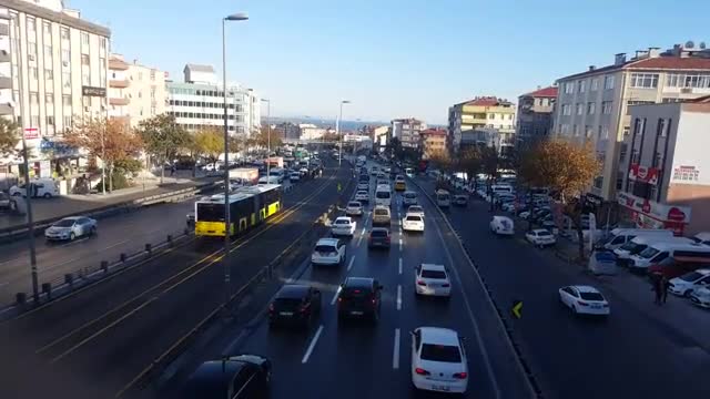 Metrobüs yolunda çıplak adam şoku!