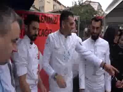 Bursa'da 81 ilden topladığı malzemelerle aşure yaptı