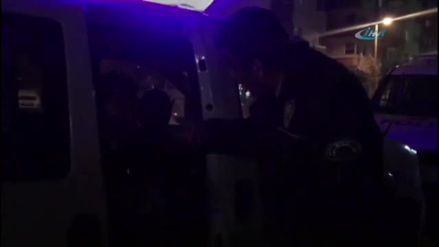 Polisten, kavga eden çifte müdahale eden kadına tepki