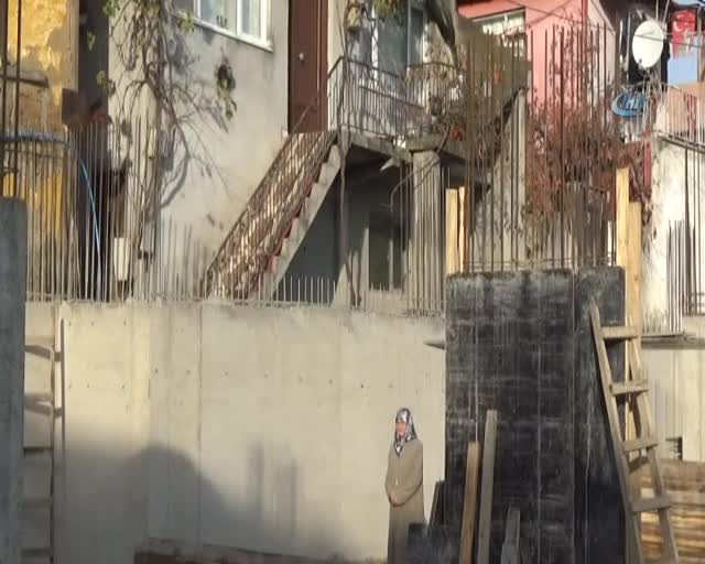 Bursa'da kapısının önüne apartman dikilen 80'lik nine evine giremiyor