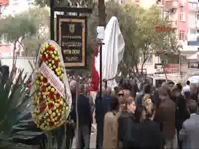 Taçsız Kral'ın heykeli dikildi