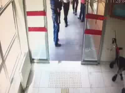 Boynuzu kırılan keçisini hastaneye götürdü