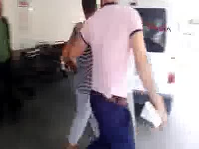 Polise atmak istediği bomba elinde patlayan çocuk gözaltına alındı