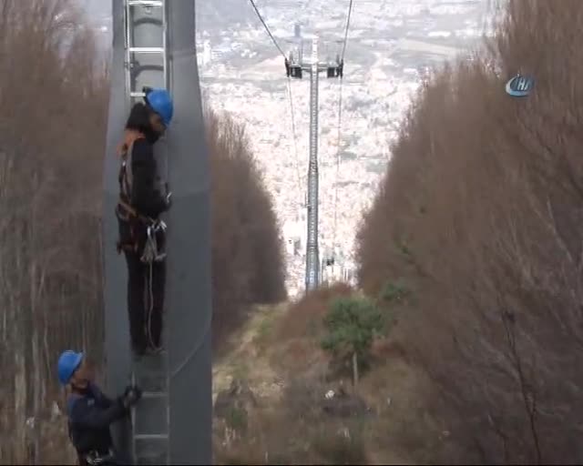 Bursa'da teleferik cambazlarından fırtınada bakım