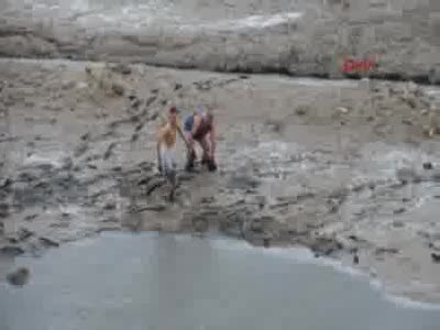 Sular çekilince balıkları elleriyle topladılar