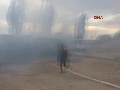 Belediye deposundaki hurda araçlar yandı
