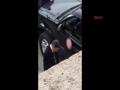 Melih Gökçek, törene geç kalınca park yerinde bekledi