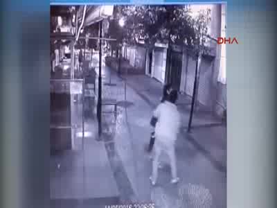 Sokak ortasında kız arkadaşa şiddet kamerada