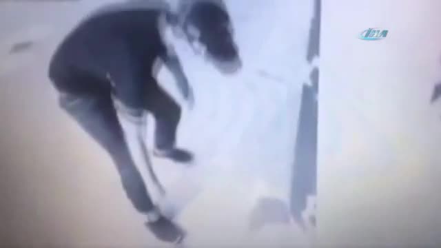 Arıza yapan ATM para saçtı