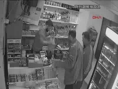 Sigara hırsızı güvenlik kamerasında