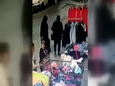 Suriyeli kadın, pazarda cüzdan çaldı