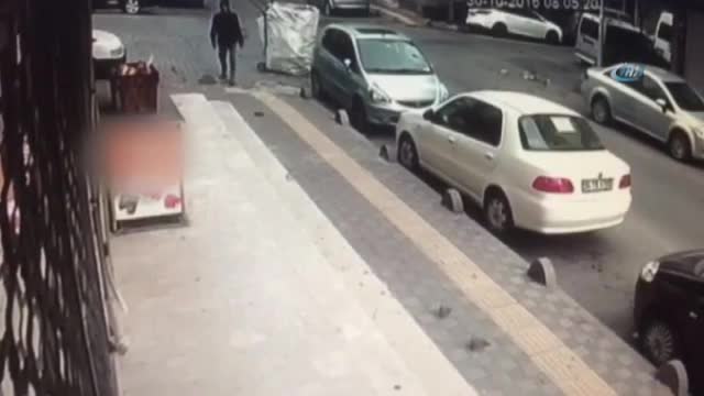 Kağıt toplayıcısı gencin ekmek hırsızlığı kamerada