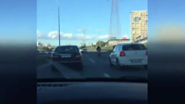 Motosiklet sürücüsü ölüme meydan okudu