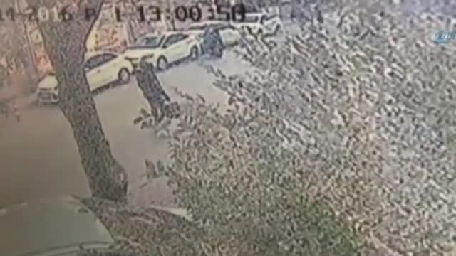Patlayan paketi taşıyan kurye kamerada