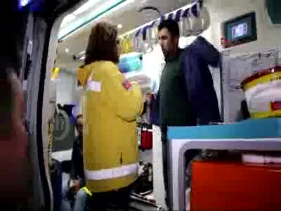 Kamyon otoyolda duran kamyonete çarptı: 2 yaralı