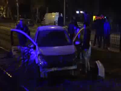 Otomobil, tramvay yoluna uçtu: 2 yaralı