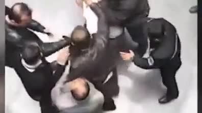 Sivil polislerden AVM güvenlik görevlisine feci dayak