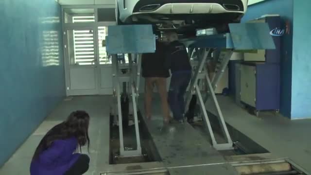 Sıkışan kedi çıkarılamayınca otomobil serviste söküldü