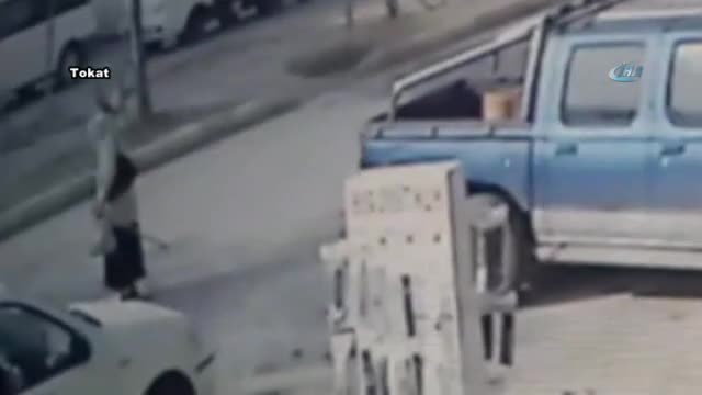 Binmeye çalıştığı minibüsün altında kaldı