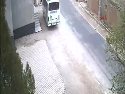 Kamyonetin çarptığı 7 yaşındaki öğrenci ağır yaralandı