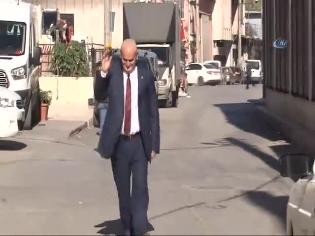 Başbakan'a ikizi kadar benziyor, gören bir daha bakıyor