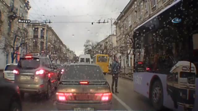 Otobüs çarptı, hiçbir şey olmamış gibi ayağa kalktı