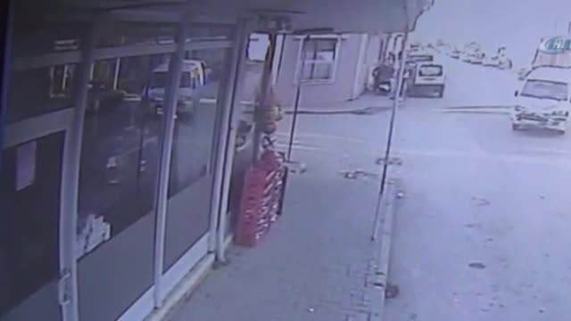 Bursa'da iki kişinin ağır yaralandığı minibüslerin çarpışma anı kamerada