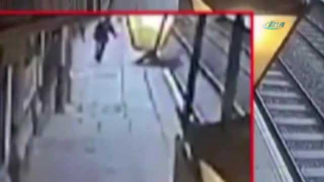 Tren bekleyen adamı raylara itti