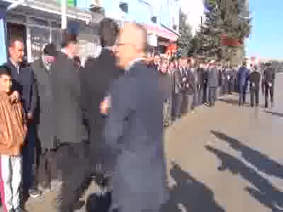 Bakan Avcı'yı belediye önünde böyle beklediler