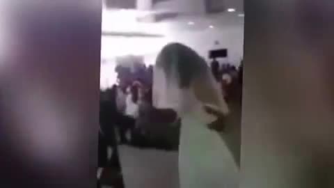 Yasak aşk yaşadığı kadın, düğünü gelinlikle bastı!