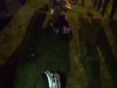 Motosiklet refüje çarptı: 1'i ağır 2 yaralı