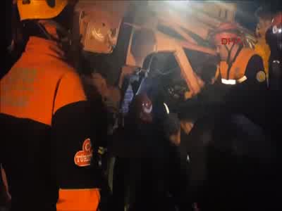 Kamyon uçuruma yuvarlandı, sürücü öldü