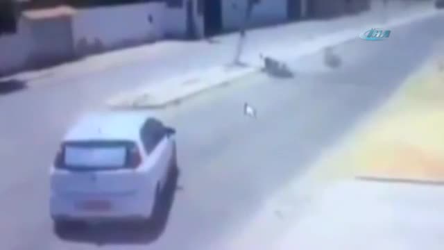 Önce otomobile çarptı, ardından kafasına direk devrildi