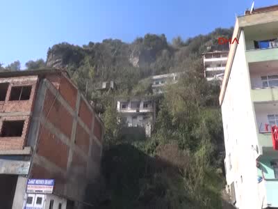 Yamaçtan kopan kayalar evlerin üzerine düştü: 1 kişi yaralandı