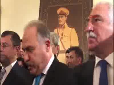 Muhalefet kulisinden kaldırılan 'Mareşal Atatürk' portresinin taklidi eski yerine asıldı
