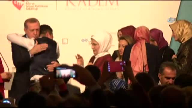 Sahneye atlayıp Cumhurbaşkanı Erdoğan'a sarıldı