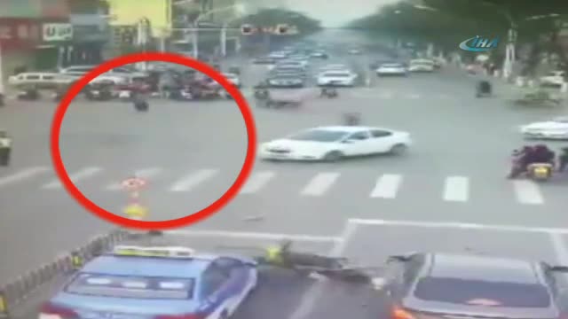 Sürücüsüz motosiklet adama böyle çarptı
